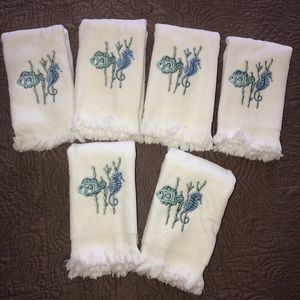6 Coastal Fingertip Towels